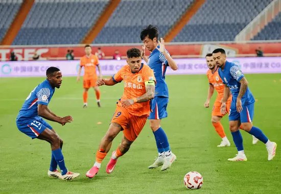 泰山0-1申花两连败落后7分 崔康熙变阵无效右路新人成短板 泰山0-1申花两连败落后7分 崔康熙变阵无效右路新人成短板