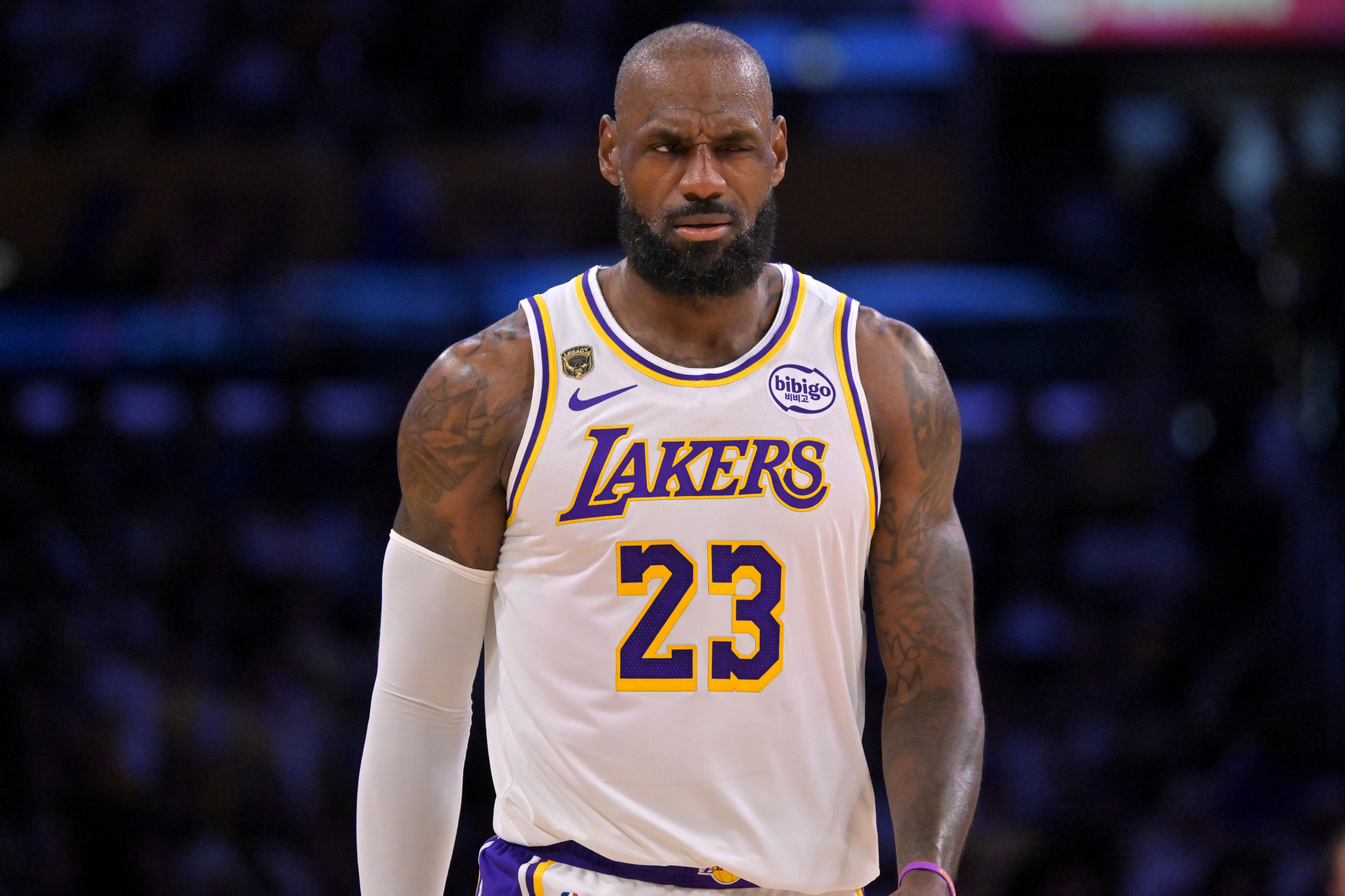 ESPN曝詹姆斯团队不满湖人:得东契奇后疑遭排挤,纪念球风波成导火索