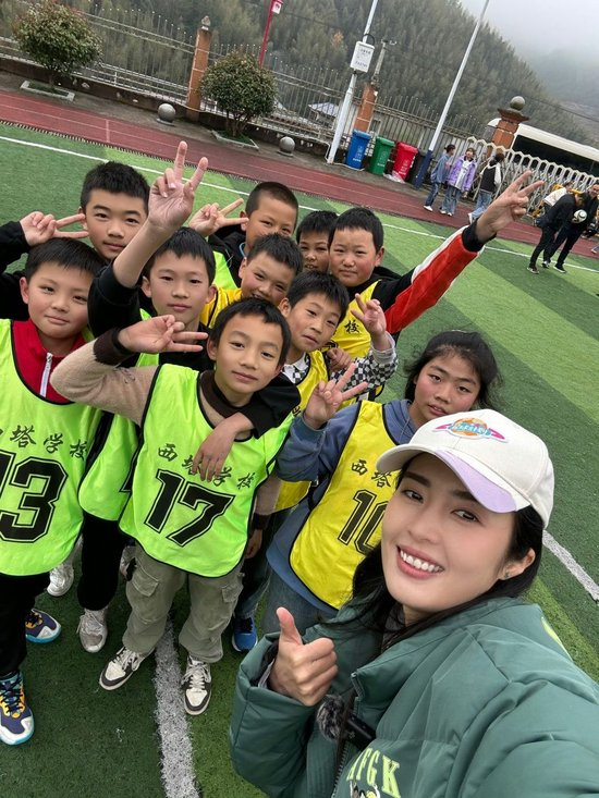 赵丽娜退役两年交出答卷:完成50所小学公益目标,直播创业亏损关停后坦言“重生” 赵丽娜退役两年交出答卷:完成50所小学公益目标,直播创业亏损关停后坦言“重生”